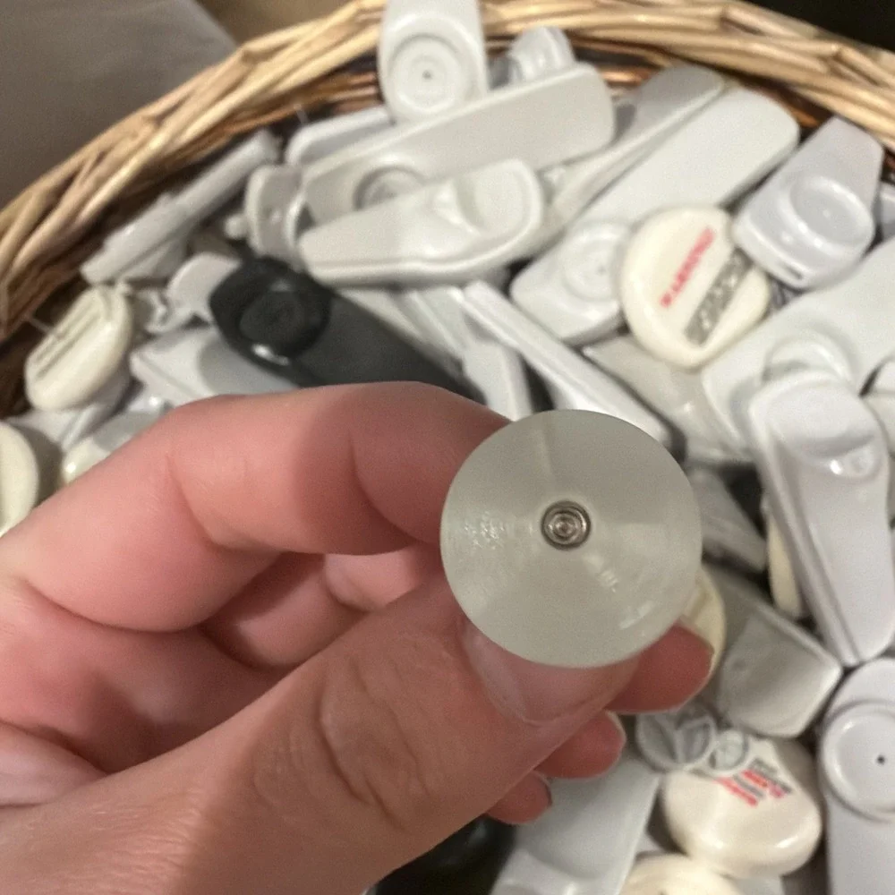 Lot of 100 Security Tags Anti Theft Sensors Retail Clothing Clothes